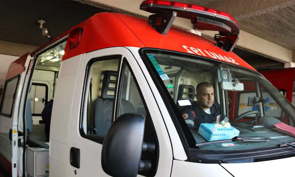 Motorista de ambulância conduzindo veículo de emergência — profissional exposto a agentes biológicos com direito à aposentadoria especial reconhecida pela Justiça